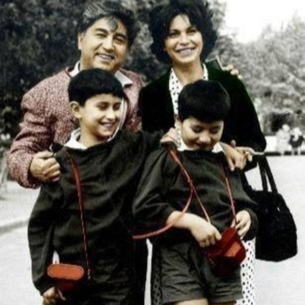 Aziz Nesin’in eşi ve iki çocuğuyla birlikte çekilmiş aile fotoğrafı